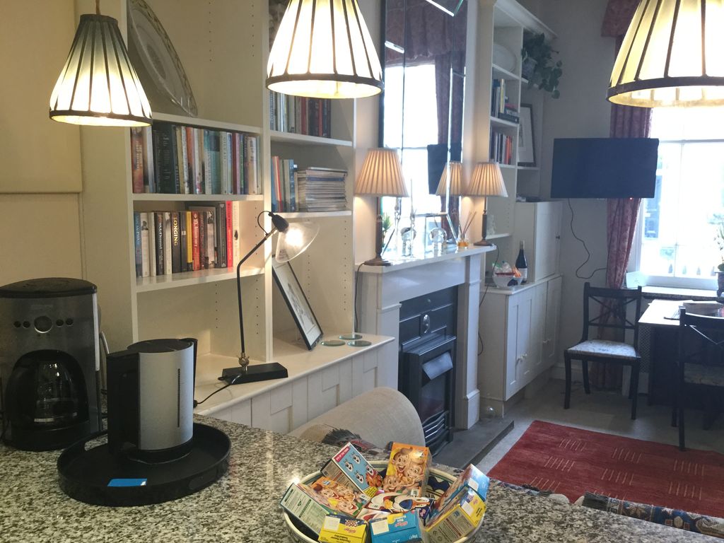 2 bedroom Westminster apartment - convenient for Victoria