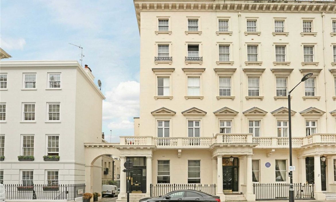 An immaculate apartment with a sunny balcony in the heart of Belgravia