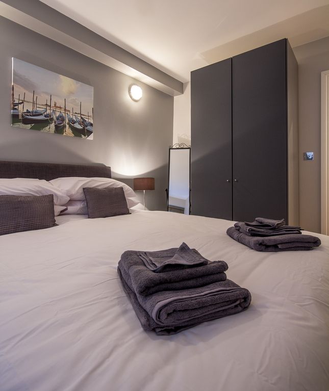 Two Bedroom Apartment minutes from Westminster Abbey