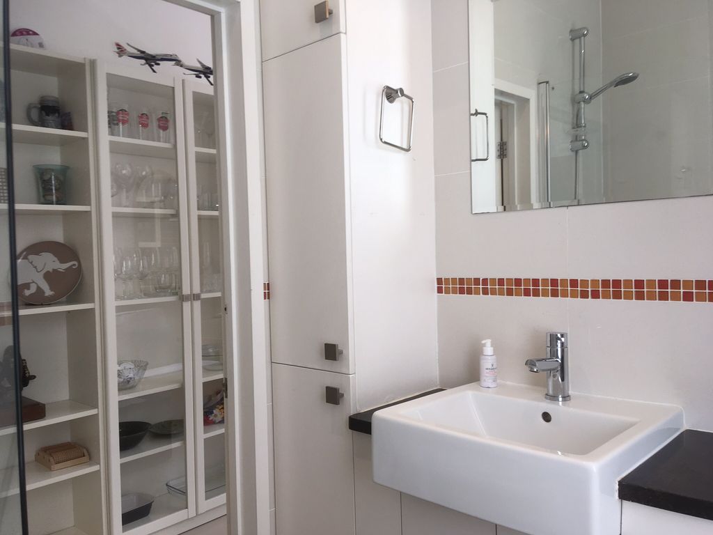Luxury apartment, 2 bedrooms, private garden, free parking