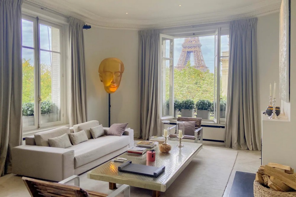 Luxury apartment with view on the Eiffel Tower