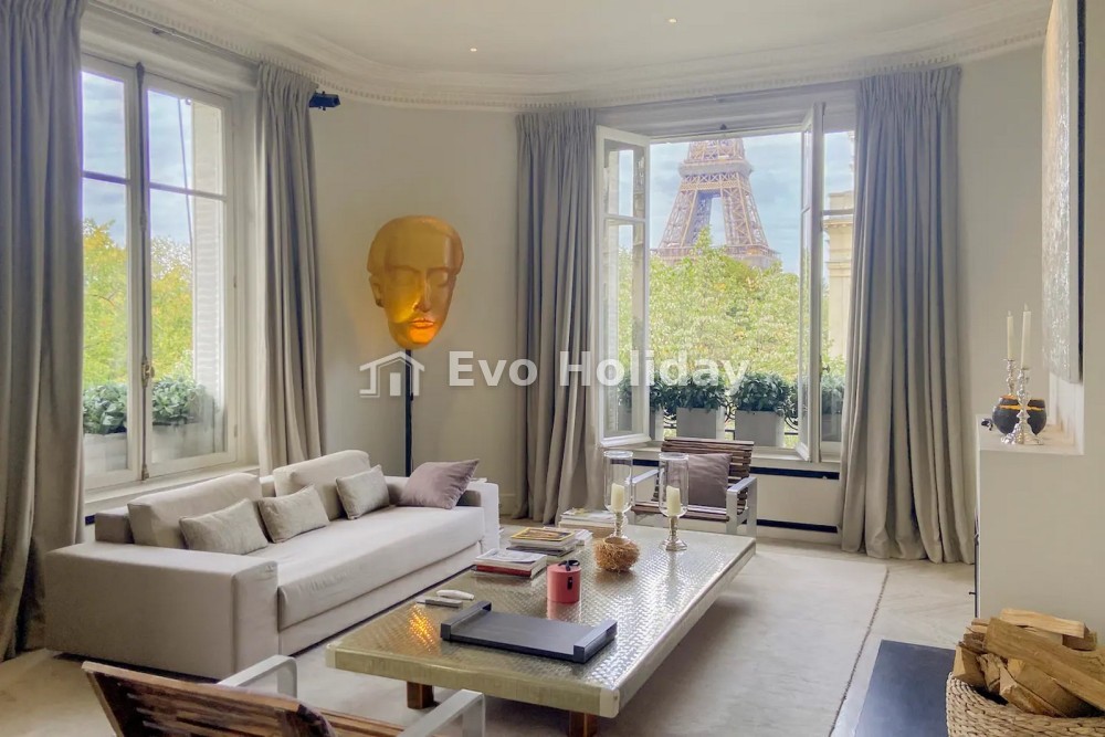 Luxury apartment with view on the Eiffel Tower