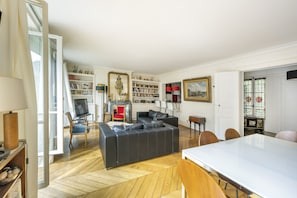 Spacious apartment in Marais