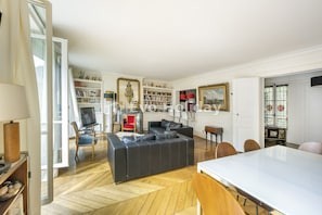 Spacious apartment in Marais