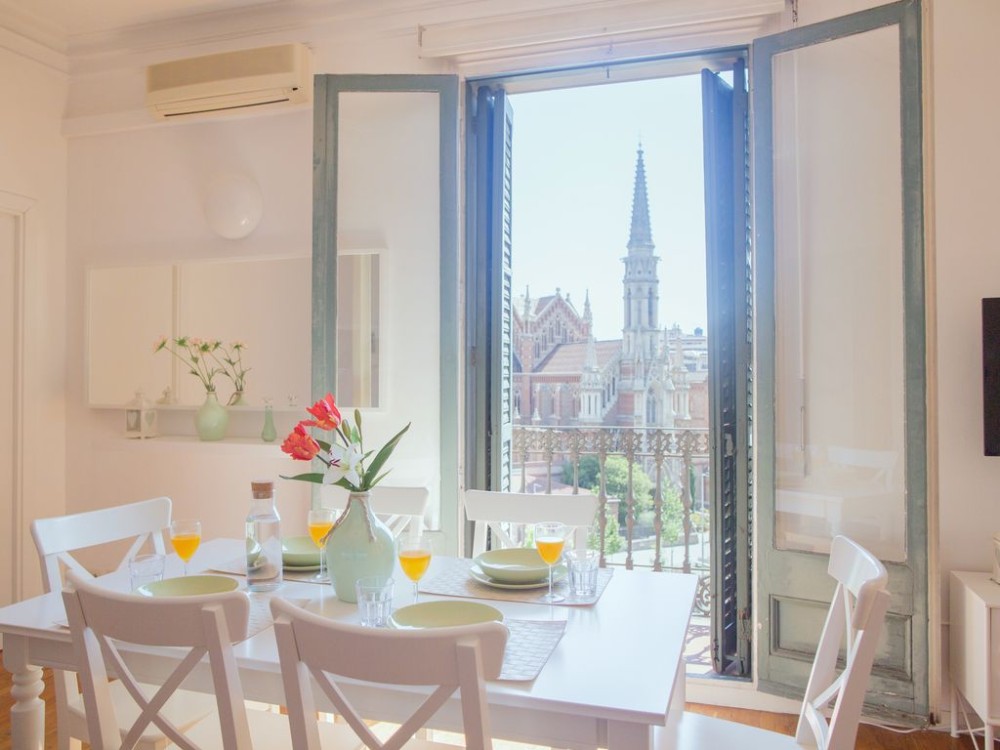 Spacious, beautiful, central apartment near the Sagrada Familia