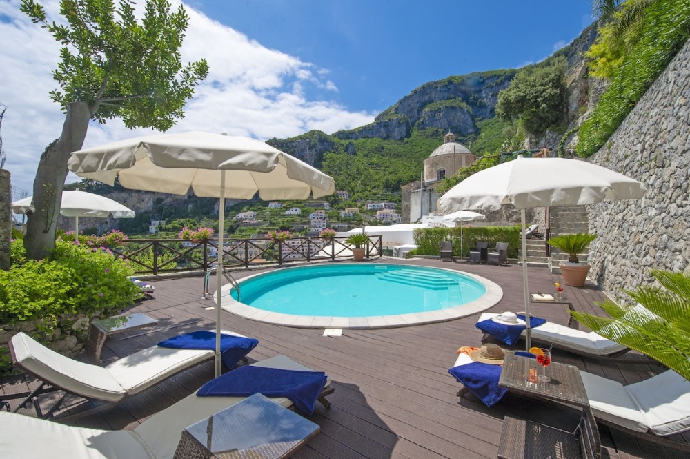 Villa with swimming-pool and garden