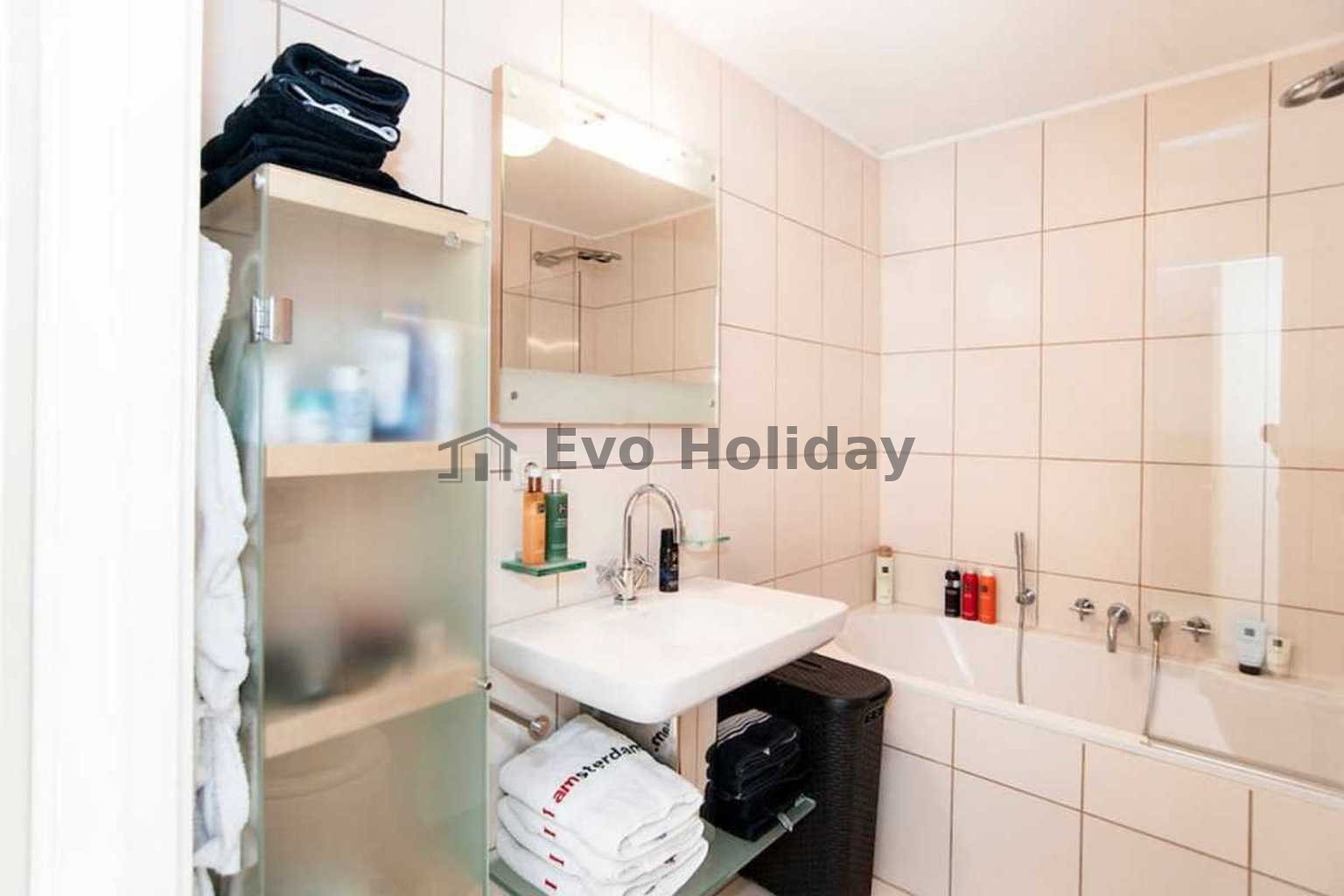 Spacious delightful Canalhouse