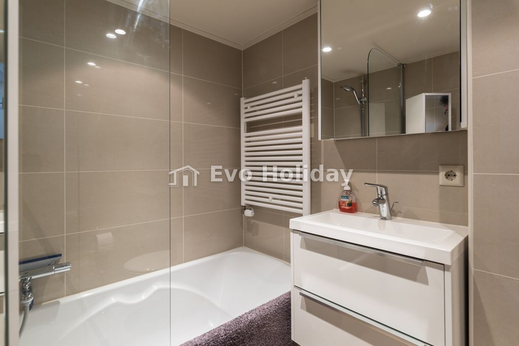 Great location and very comfortable house boat