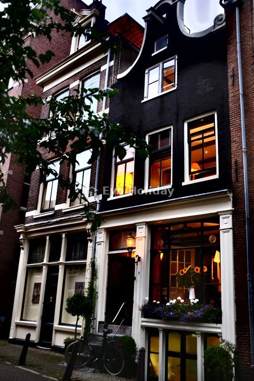 Picture perfect 1740 house overlooking Prinsengracht canal - luxury with charm
