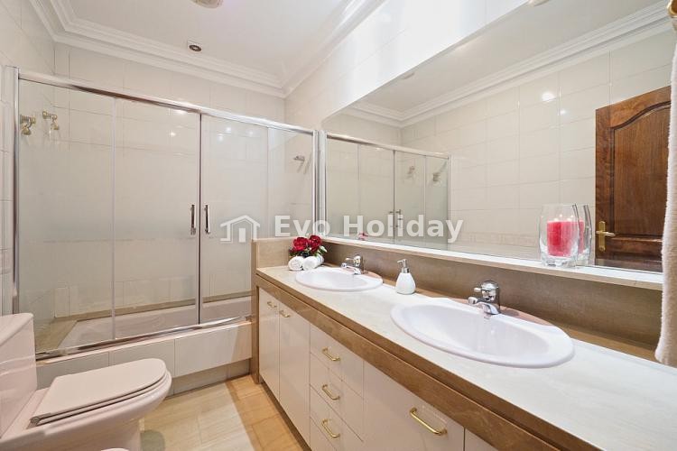Three story house with terrace close to Plaza Espanya