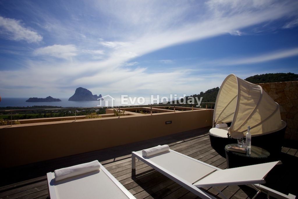 Luxury Apartment With Panoramic Ocean Views