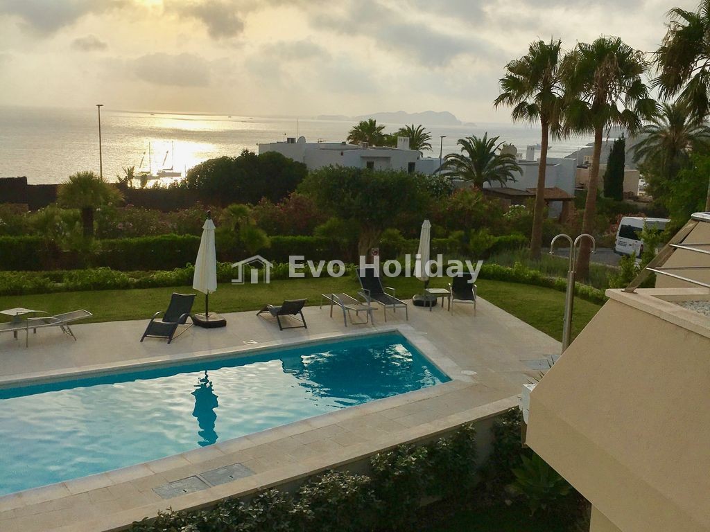 Luxury Condo with Sea View