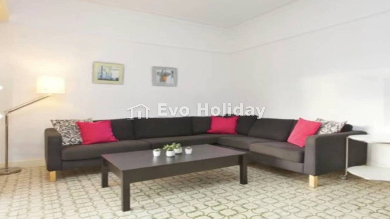 3-bedroom apartment with AC and balcony for rent in Eixample Esquerra